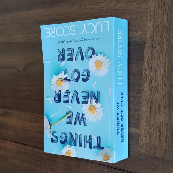 Lucy Score - Things We Never Got Over - Paperback Book - Picture 4 of 4